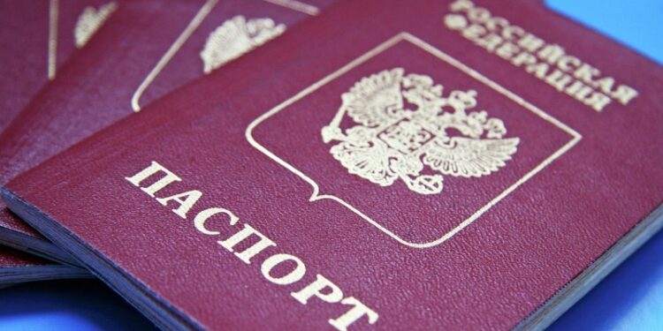Две страны перестали признавать пятилетние загранпаспорта россиян