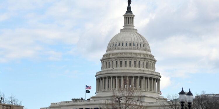 Экономист заявил, что антироссийские пошлины опасны для самих США