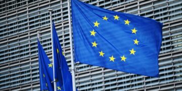 Эксперт назвал политику ЕС по Украине безумной