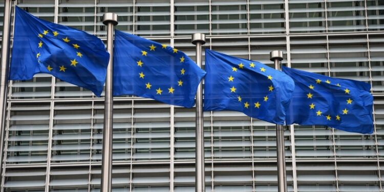 ЕС не планирует замораживать финансирование Украины