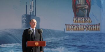 «Это монстр». Запад шокировала подводная лодка, которую показали Путину