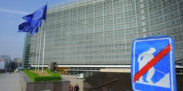 Европейцам после сделки с США впору брать штурмом Брюссель, заявил Медведев