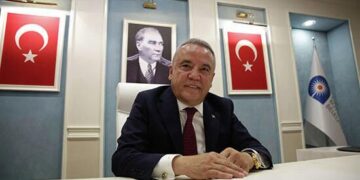 Мэра Антальи арестовали по обвинению во взятках