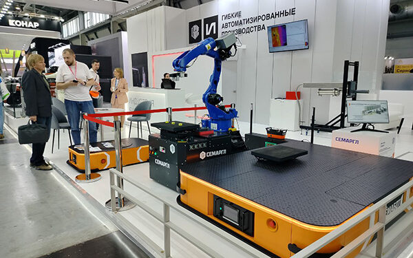 На «Иннопроме» презентовали мобильного робота для транспортировки грузов «Сёмабот»