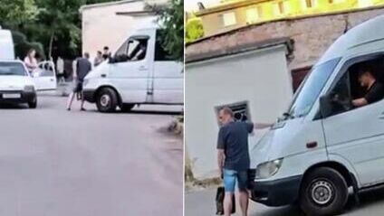 На Украине группа гражданских заблокировала машину с мобилизованными