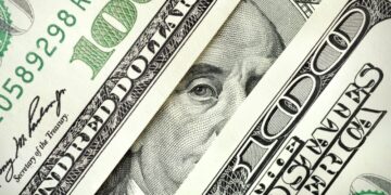 Нефть подорожала на фоне удешевления доллара