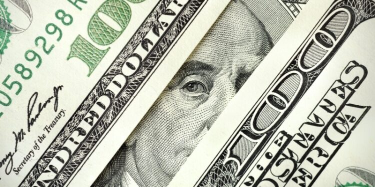 Нефть подорожала на фоне удешевления доллара