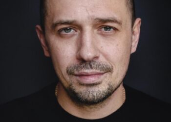 Олег Верещагин о роли заключенного в сериале «Театральная зона», материнстве Федункив и романах в «Звездах в Африке»