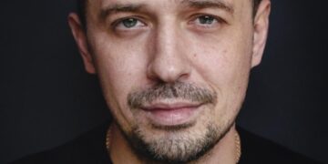 Олег Верещагин о роли заключенного в сериале «Театральная зона», материнстве Федункив и романах в «Звездах в Африке»