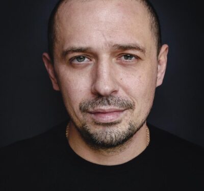 Олег Верещагин о роли заключенного в сериале «Театральная зона», материнстве Федункив и романах в «Звездах в Африке»