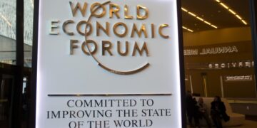 Организатор форума в Давосе причастен к растрате средств, пишет WSJ