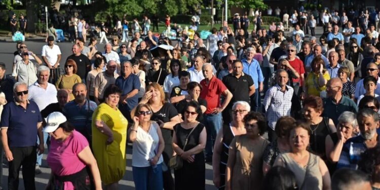 Переселенцы из Карабаха собрались в центре Еревана на акцию протеста