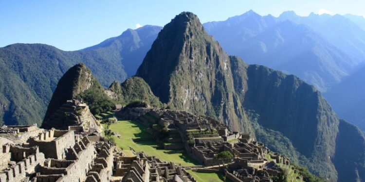 Перу закрывает все порты из-за угрозы цунами