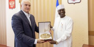 Послы из Чада, Бурунди и Гвинеи подарили Аксенову сувениры