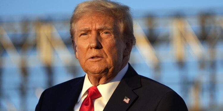 Рейтинг одобрения работы Трампа обновил минимум, следует из опроса