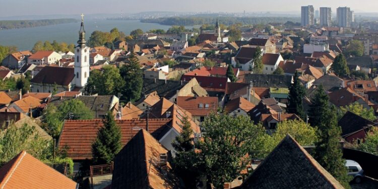 Сербские радикалы пригрозили МВД своими силами убрать баррикады в Земуне