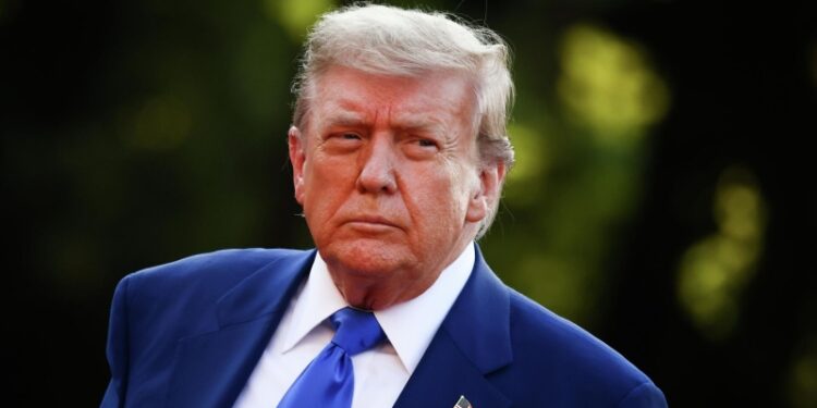 СМИ: Трамп сделал необычный подарок Эпштейну на юбилей