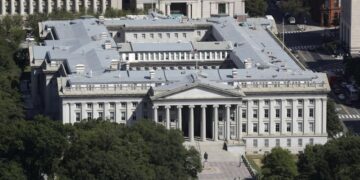 СМИ: в США арестовали человека, перелезшего через ограду здания минфина