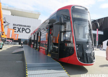 В Екатеринбурге презентовали трёхсекционный трамвай «Синара»