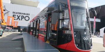 В Екатеринбурге презентовали трёхсекционный трамвай «Синара»