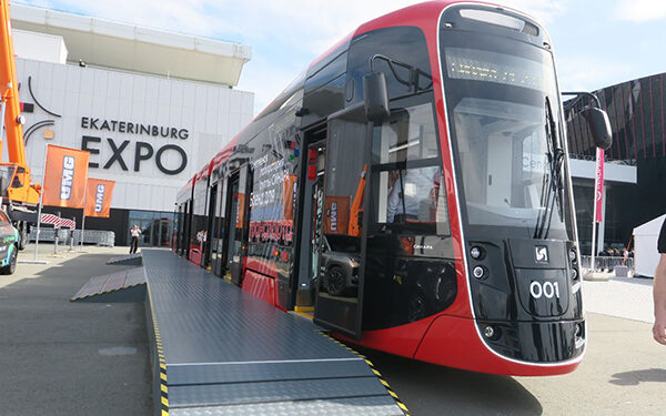 В Екатеринбурге презентовали трёхсекционный трамвай «Синара»