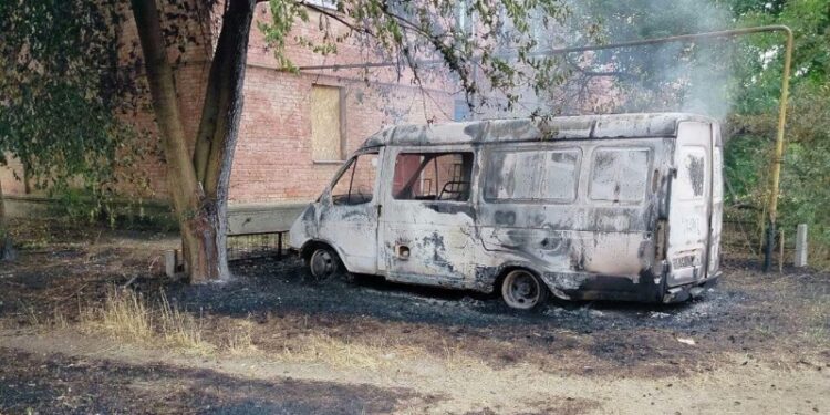 В Херсонской области из-за удара ВСУ загорелся микроавтобус