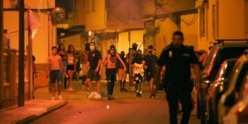 В Испании вспыхнули беспорядки после нападения мигрантов на мужчину