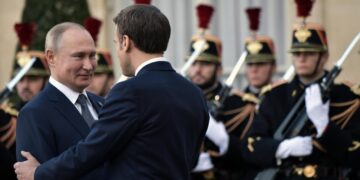 В Киеве пришли в ужас из-за звонка Макрона Путину