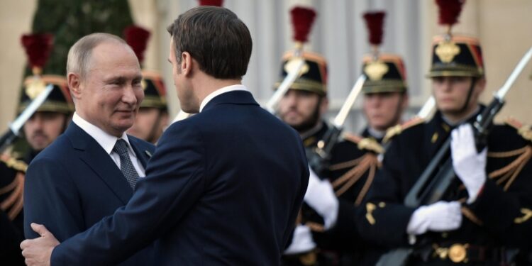 В Киеве пришли в ужас из-за звонка Макрона Путину