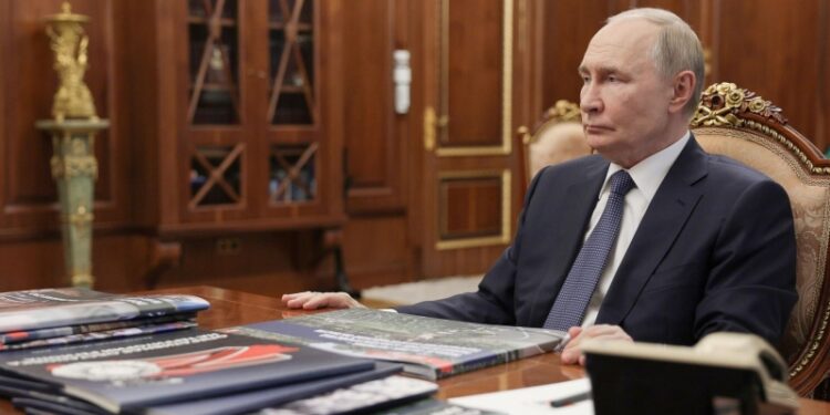 В Кремле оценили возможность встречи Путина и Зеленского до конца августа