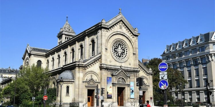 В Париже два раза за сутки загорелась католическая церковь
