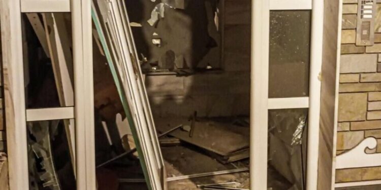 В Салониках у входа в многоквартирный дом прогремел взрыв