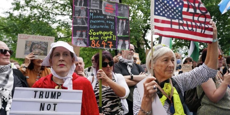 В Шотландии протестуют против визита Трампа