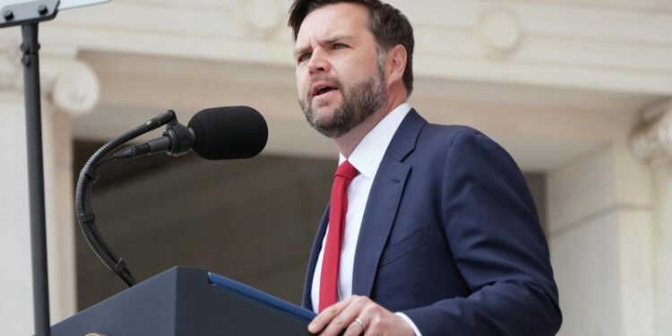 Вэнс США поддержал идею Трампа о поставках оружия Украине