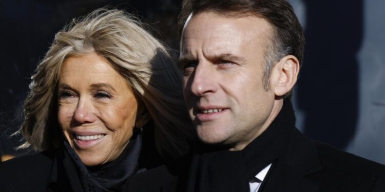 Во Франции обсуждают смерть хирурга, якобы знавшего тайну жены Макрона