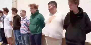 Задержанным в Баку россиянам разрешили встретиться с родными