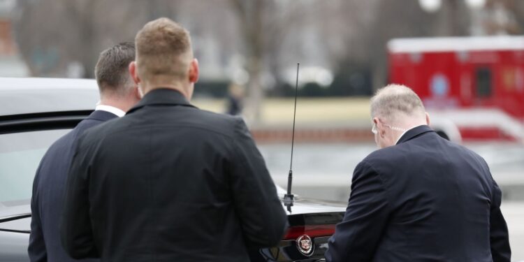 Заперли в бункере и отняли телефон: вскрылись новые секреты президента США