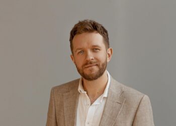 Антон Денисенко о съемках в сериале «Три сестры», внутренней борьбе Ларисы Гузеевой и ревности жены