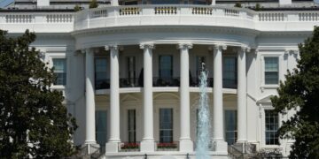 Белый дом не планирует продавать сувениры в честь саммита на Аляске