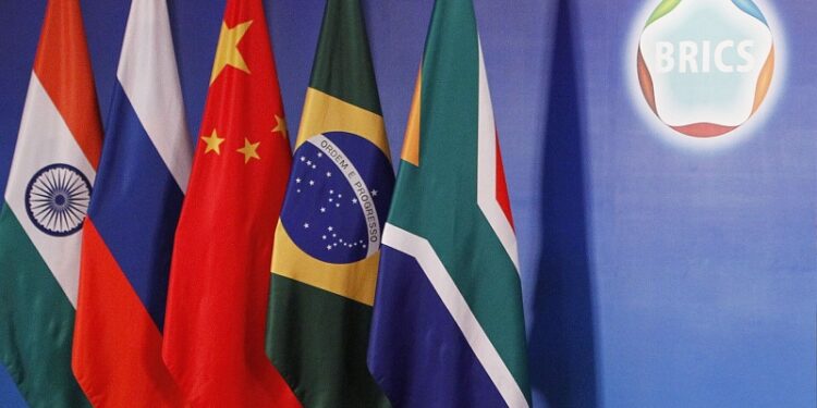 Бразилия хочет созвать внеочередной саммит БРИКС