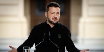 Экс-подполковник СБУ раскрыл, кому выгоден Зеленский