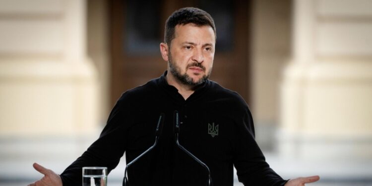 Экс-подполковник СБУ раскрыл, кому выгоден Зеленский