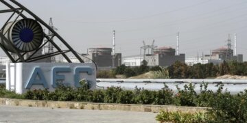 Эксперты МАГАТЭ слышали взрывы и видели дым недалеко от ЗАЭС