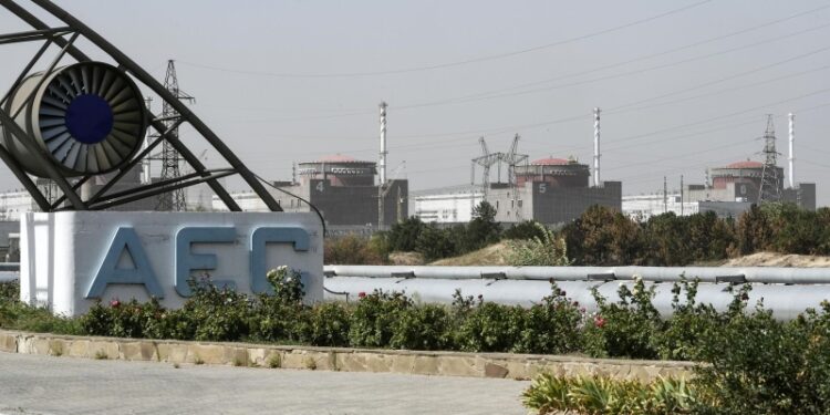 Эксперты МАГАТЭ слышали взрывы и видели дым недалеко от ЗАЭС