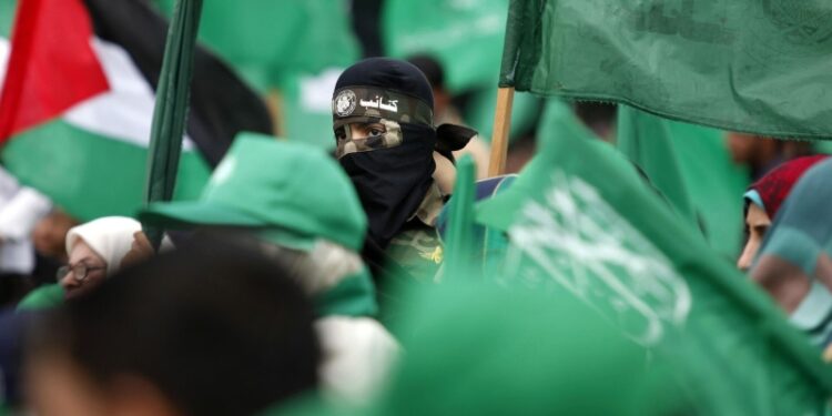 ХАМАС согласилось на двухмесячное прекращение огня в Газе, сообщил источник