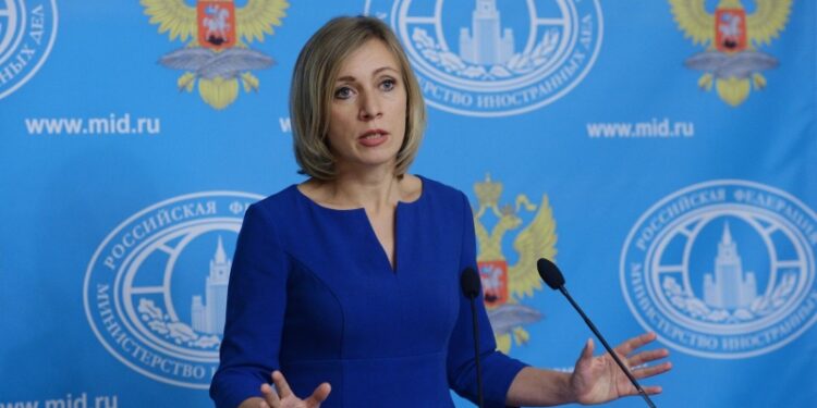 Киев не смеет прикрываться украинским народом, заявила Захарова