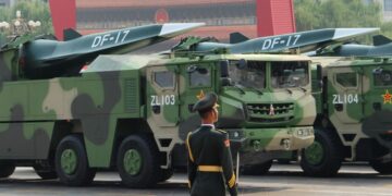 Китай на параде в Пекине может представить гиперзвуковые ракеты