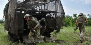 Командир ВСУ сбежал с позиций, рассказал боец ВС России