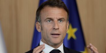 Макрон пригрозил России дополнительными санкциями