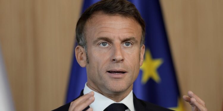 Макрон пригрозил России дополнительными санкциями